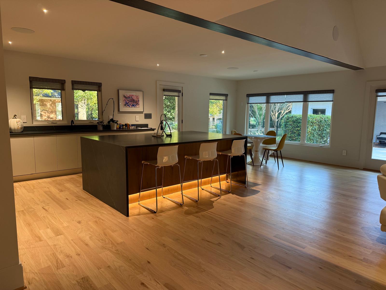 Cocina y comedor amueblados con isla central
