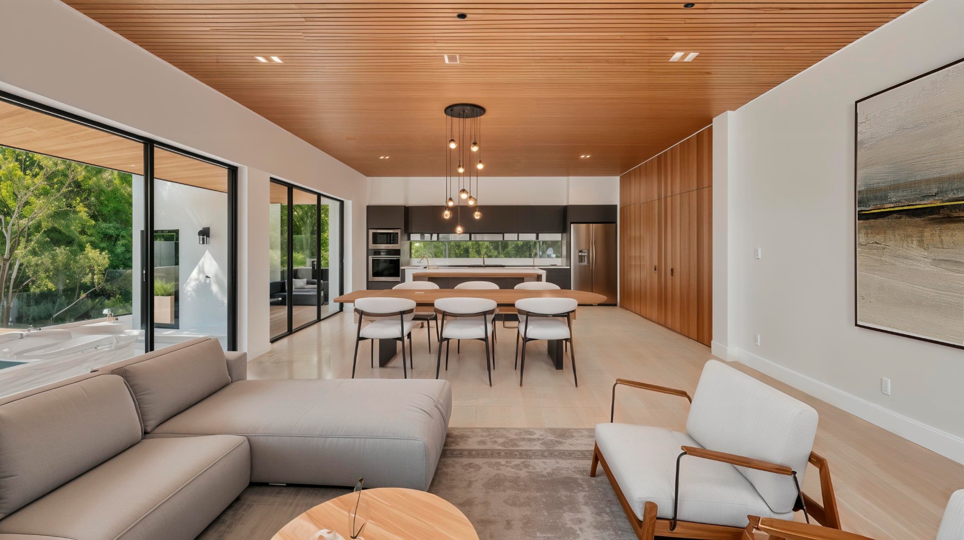 Sala y comedor con techo en madera